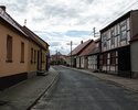Zdjęcie przedstawia teren starego miasta. Na pierwszym planie widać ul. Wąską, po prawej ryglowe domy.                                                                                                  