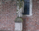Zdjęcie przedstawia pomnik na cmentarzy przykościelnym w Bielinie. Na pierwszym planie  widać rzeźbę anioła z 1891 roku.                                                                                