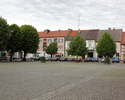 Zdjęcie przedstawia teren starego miasta w Mieszkowicach. Na pierwszym planie widać pl. Wolności.                                                                                                       