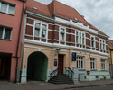 Zdjęcie przedstawia gmach poczty w Mieszkowicach. Na pierwszym planie widać frontową elewację budynku.                                                                                                  