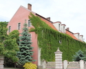Zdjęcie przedstawia pałac w Lubiechowie Górnym. Na pierwszym planie widać elewację budynku pokrytą bluszczem.                                                                                           