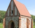 Zdjęcie przedstawia kaplicę św. Jerzego w Baniach. Na pierwszym planie widać wejście do kaplicy.                                                                                                        