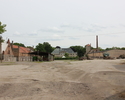 Zdjęcie przedstawia folwark w Krzymowie. Na pierwszym planie widać podwórze gospodarcze.                                                                                                                
