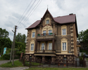 Zdjęcie przedstawia dom mieszkalny przy ul. Grunwaldzkiej 4 w Widuchowej. Na pierwszym planie widać frontową elewację zabytku.                                                                          