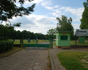 Na zdjęciu widnieje wejście na stadion miejski w Nowogardzie, widok od strony ul. Wojska Polskiego.                                                                                                     
