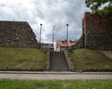 Zdjęcie przedstawia obwarowania miejskie w Mieszkowicach. Na pierwszym planie widać schody prowadzące do miasta, po obu stronach fragmenty murów.                                                       