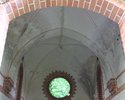 Zdjęcie przedstawia mauzoleum w Chełmie Dolnym. Na pierwszym planie widać wnętrze zabytku.                                                                                                              