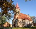 Zdjęcie przedstawia kościół od strony wejścia, wykonany z czerwonej cegły.                                                                                                                              