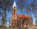 Zdjęcie przedstawia kościół od ściany bocznej wraz z otoczeniem.                                                                                                                                        
