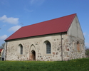 Na zdjęciu znajduje się ściana boczna oraz tył kościoła zbudowanego z kamienia.                                                                                                                         