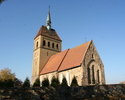Zdjęcie przedstawia ścianę boczną i tył kościoła.                                                                                                                                                       