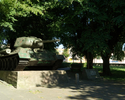 Zdjęcie przedstawia pomnik wyzwolenia Ziemi Sławieńskiej w Sławnie. Jest nim czołg z II wojny światowej.                                                                                                