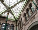 Zdjęcie przedstawia wnętrze głównego gmachu Poczty Polskiej. Na pierwszym planie widać szklany strop w głównej sali.                                                                                    