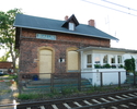 Na zdjęciu widnieje Dworzec kolejowy w Białuniu.                                                                                                                                                        
