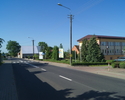 Zdjęcie przedstawia dojazd do budynku Urzędu Gminy w Postominie. Budynek znajduje się z prawej strony drogi.                                                                                            