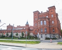 Zdjęcie przedstawia głowny budynek Poczty Polskiej w Szczecinie. Na pierwszym planie widać boczną elewację zabytku.                                                                                     