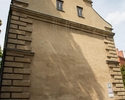 Zdjęcie przedstawia dawny dworek myśliwski w Dąbiu. Na pierwszym planie widać boczną elewację budynku.                                                                                                  