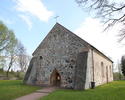 Na zdjęciu znajduje się strona wejścia kościoła zbudowanego z kamienia.                                                                                                                                 