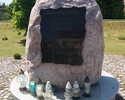 Na zdjęciu widać pomnik. Jest on umieszczony u podnóża wzgórza, na którym znajduje się pomnik Tarasa Szewczenki.                                                                                        