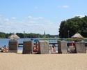 Na zdjęciu widać plażę miejską Mysia Wyspa w Szczecinku.                                                                                                                                                