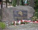 Na zdjęciu widać pomnik poświęcony ofiarom totalitaryzmu hitlerowskiego i sowieckiego. Znajduje się niedaleko Urzędu Miasta.                                                                            