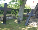 Na zdjęciu widać nagrobki znajdujące się na cmentarzu przykościelnym.                                                                                                                                   