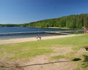 Na zdjęciu widać jezioro Łobez. Na pierwszym planie widać plażę, dalej pomost.                                                                                                                          