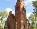 Zdjęcie przedstawia stronę wejścia kościoła wykonanego z cegły.                                                                                                                                         