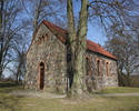 Na zdjęciu znajduję się strona wejścia oraz ściana boczna kościoła który usytuowany jest pośród drzew w parku                                                                                           
