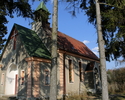 Zdjęcie przedstawia kościół od strony wejścia który położony jest pośród drzew.                                                                                                                         