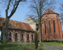 Zdjęcie przedstawia stronę wejścia kościoła, który został wykonany z czerwonej cegły.                                                                                                                   