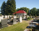 Na zdjęciu widać cmentarz parafialny.                                                                                                                                                                   