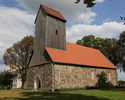 Na zdjęciu znajduję się tył oraz ściana boczna kościoła, którego wieża ma konstrukcje drewnianą.                                                                                                        