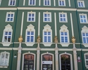 Zdjęcie przedstawia główny gmach urzędu miasta w Szczecinie. Na pierwszym planie widać główne wejście do budynku.                                                                                       