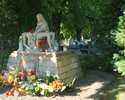 Zdjęcie przedstawia Pietę na cmentarzu w Sławnie.                                                                                                                                                       