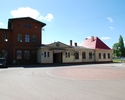 Na zdjęciu widnieje dworzec kolejowy w Nowogardzie, widok od ul. Dworcowej.                                                                                                                             