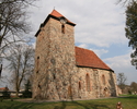 Na zdjęciu znajduje się kościół od strony bocznej. Usytuowany jest na niewielkim wzniesieniu.                                                                                                           