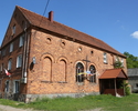 Zdjęcie przedstawia stronę wejściową kościoła zbudowanego z cegły.                                                                                                                                      