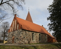 Zdjęcie przedstawia kościół od ściany bocznej, który jest usytuowany na lekkim wzniesieniu.                                                                                                             