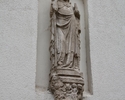 Zdjęcie przedstawia figurę świętego Ottona, która znajduje się na małym dziedzińcu Zamku Książąt Pomorskich w Szczecinie. Na pierwszym planie widać rzeźbę.                                             