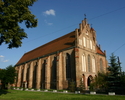 Zdjęcie przedstawia kościół od strony bocznej, który został wykonany z jasnej cegły.                                                                                                                    