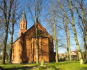 Zdjęcie przedstawia kościół pw. Podwyższenia Krzyża Św. w Słowinie od strony wschodniej.                                                                                                                