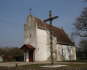 Zdjęcie przedstawia stronę wejścia oraz ścianę boczną kościoła.                                                                                                                                         