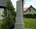 Zdjęcie przedstawia pomnik poświęcony poległym w trakcie I wojny światowej w Karwicach.                                                                                                                 
