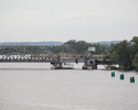 Zdjęcie przedstawia most zwodzony nad Regalicą. Na pierwszym planie widać rzekę, dalej mechanizm mostu.                                                                                                 