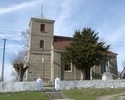 Zdjęcie przedstawia kościół zbudowany z cegły, otynkowany w formie salowej budowli.                                                                                                                     
