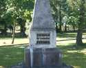 Na zdjęciu widać obelisk poświęcony bohaterom Armii Czerwonej. Stoi tuż obok pomnika cesarza Fryderyka Wilhelma III.                                                                                    