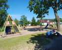 Na zdjęciu widnieje plac zabaw przy kąpielisku w Stepnicy.                                                                                                                                              