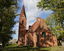 Zdjęcie przedstawia boczną ścianę oraz tył kościoła wykonanego z cegły.                                                                                                                                 