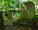 Zdjęcie przedstawia cmentarz przykościelny, który znajduje się na Gocławiu. Na pierwszym planie widać jeden z zabytkowych nagrobków.                                                                    